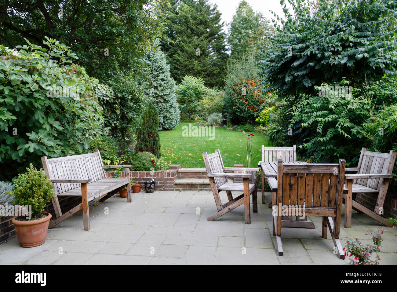 Backyard, patio e giardino mobili in un inglese home Foto Stock