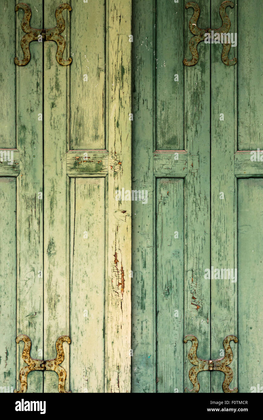 Dettaglio delle persiane di legno verde di una vecchia villa italiana. Foto Stock