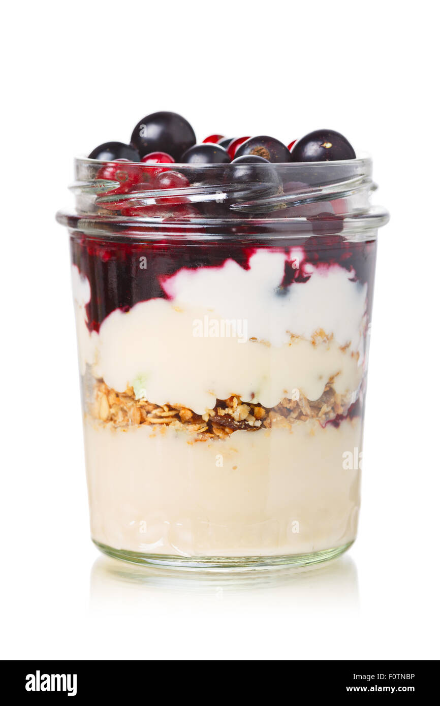 Parfait-stile stratificato sana colazione con yogurt,marmellata di mirtilli, ribes freschi frutti di bosco,muesli muesli o in vetro chiaro . Foto Stock