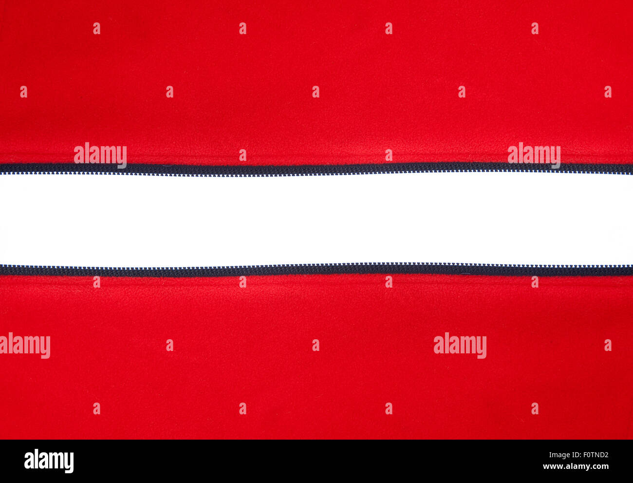 Apertura con cerniera orizzontale su materiale rosso contro lo sfondo bianco Foto Stock