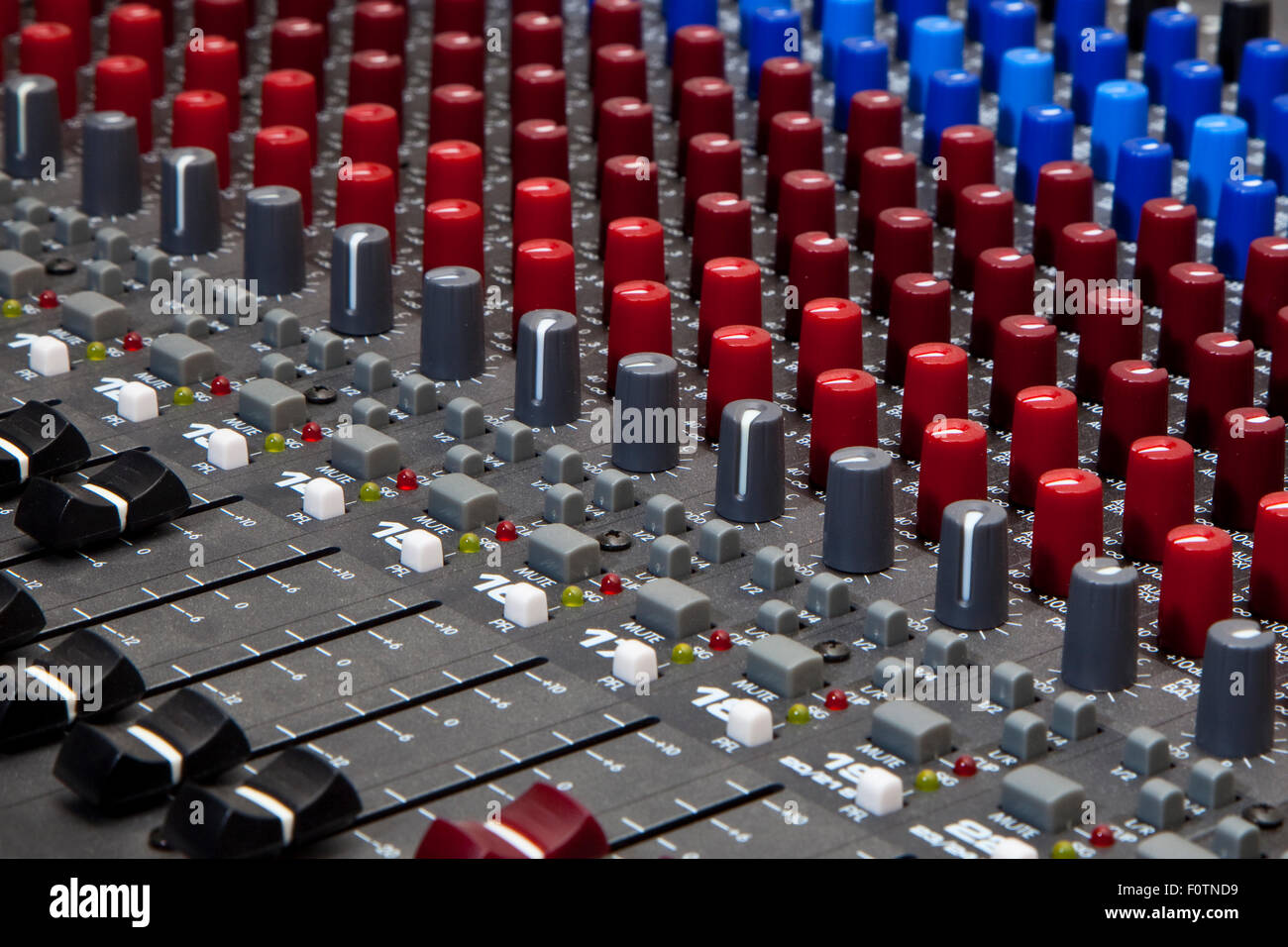 Studio di registrazione audio desk miscelazione di manopole e cursori Foto Stock