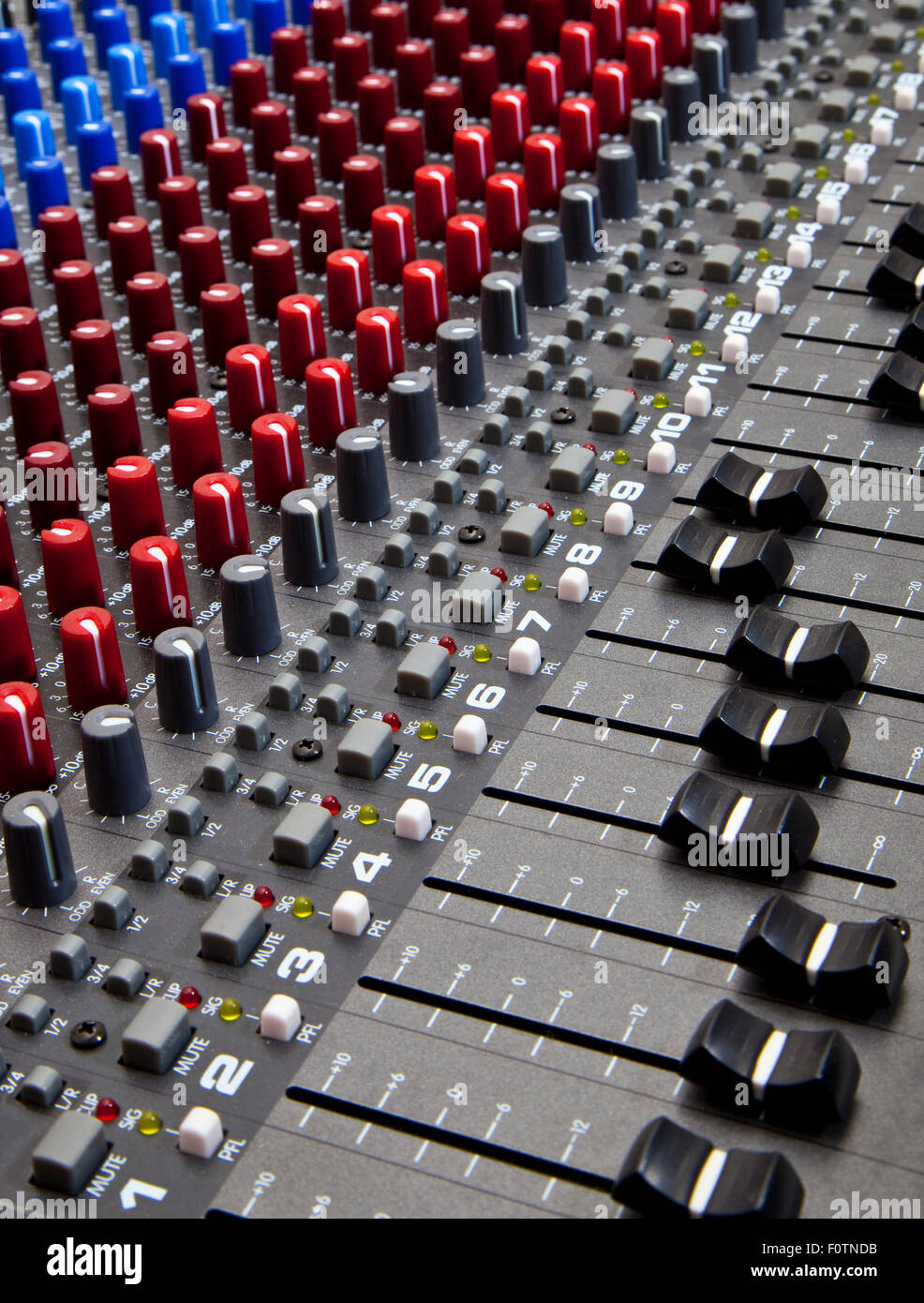 Studio di registrazione audio desk miscelazione di manopole e cursori Foto Stock