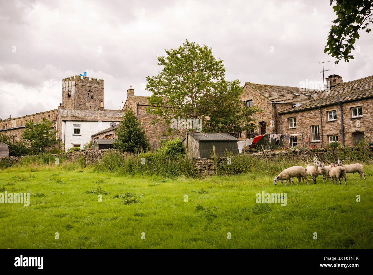 La Yorkshire battenti bandiera sopra la chiesa di Sant'Andrea Dent, Yorkshire Dales National Park, England, Regno Unito Foto Stock