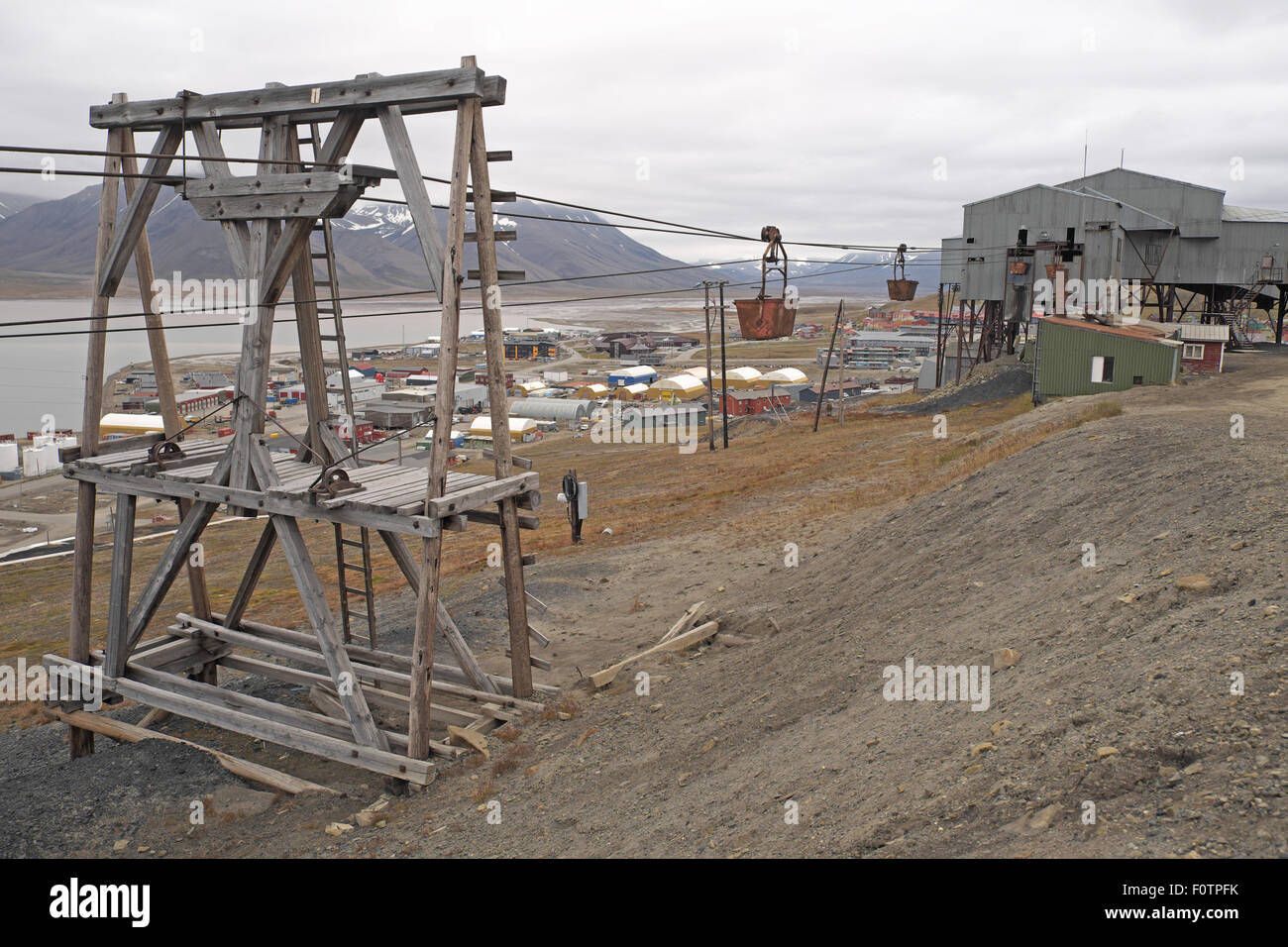 Una parte della città di Longyearbyen visto dall'antenna in disuso tramvia center building, spitzbergen, Svalbard. Foto Stock