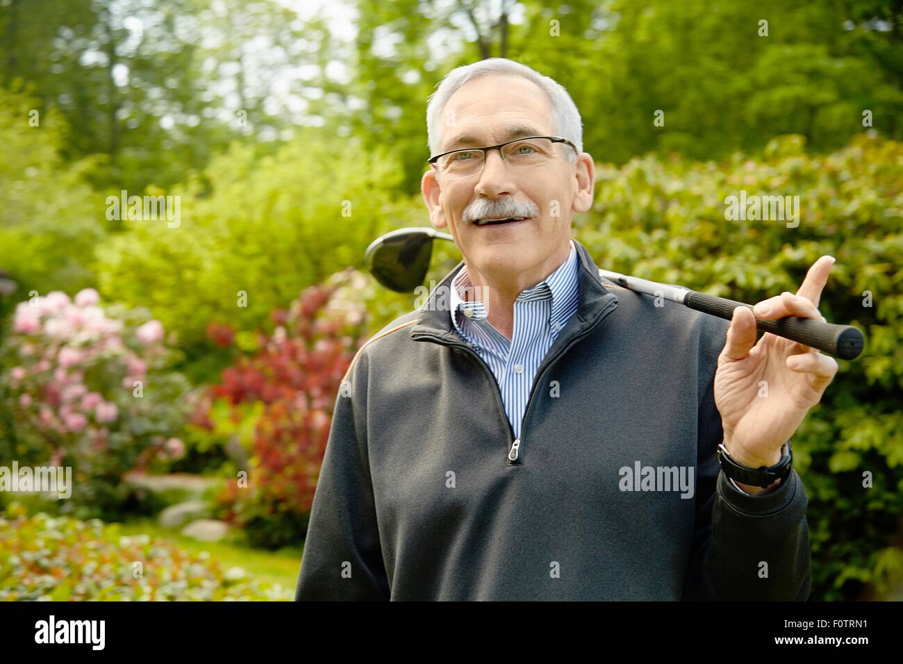 Ritratto di uomo anziano, tenendo golf club Foto Stock