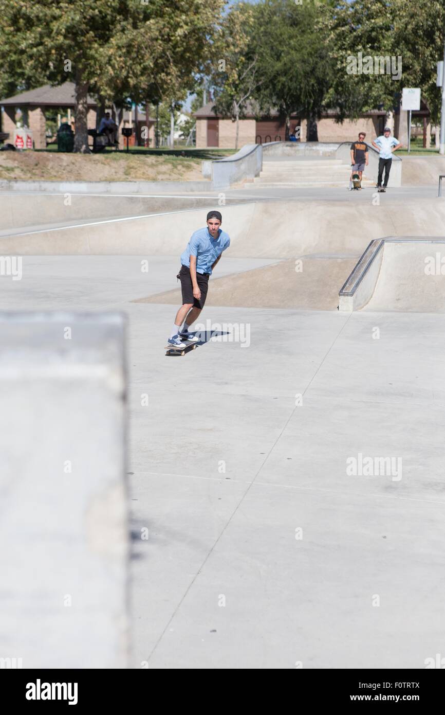 Giovane uomo skateboarding in parco, Eastvale, CALIFORNIA, STATI UNITI D'AMERICA Foto Stock