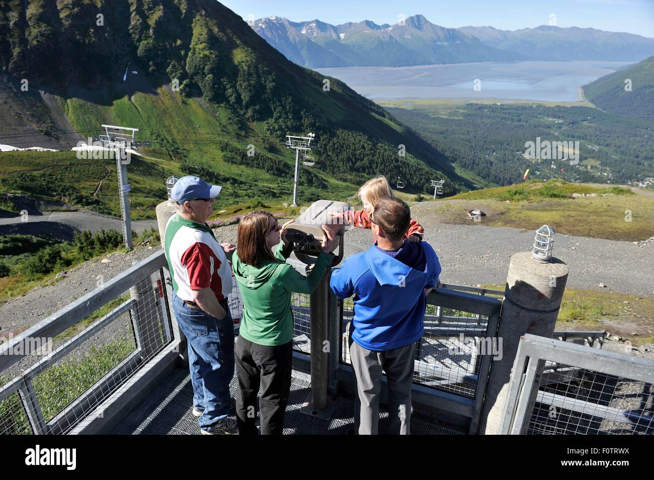 I turisti in cerca di vista dal Roundhouse Observation Deck, Alyeska Resort, Girdwood, Alaska, STATI UNITI D'AMERICA Foto Stock