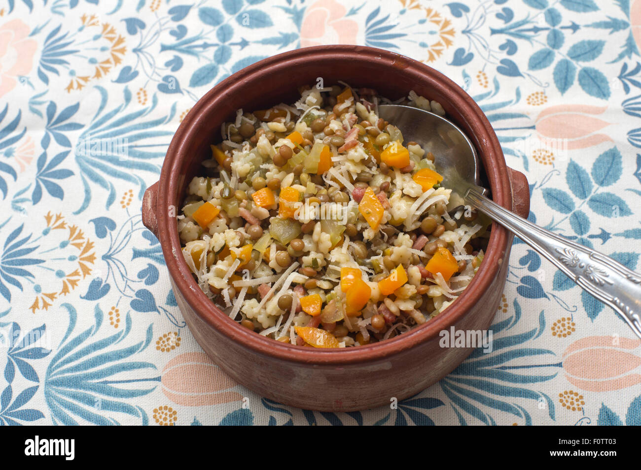 Lenticchie, tiny pasta, pancetta e soffito. Foto Stock