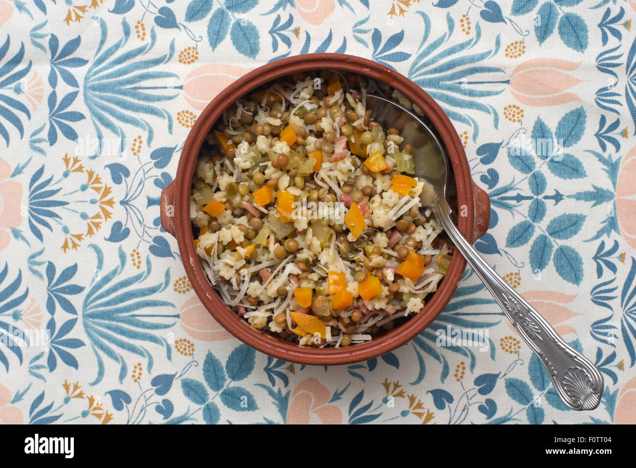 Lenticchie, tiny pasta, pancetta e soffito. Foto Stock