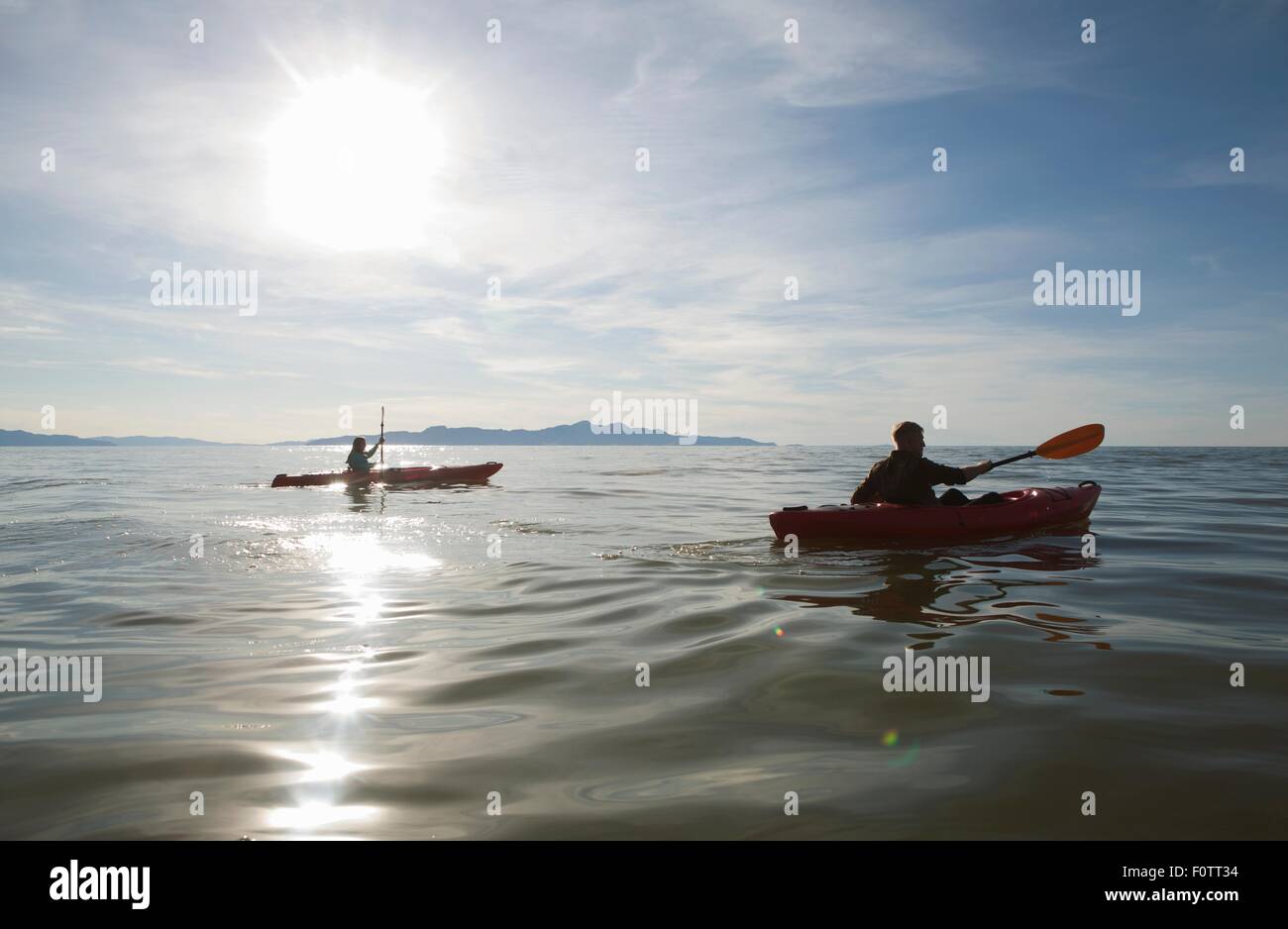 Giovane kayak, riflettendo la luce del sole sull'acqua, fantastica Salt Lake, Utah, Stati Uniti d'America Foto Stock