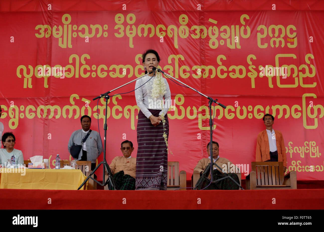 Yangon, Myanmar. 21 Ago, 2015. Leader del Myanmar la Lega nazionale per la democrazia (NLD) di Aung San Suu Kyi (anteriore) parla durante un elettore campagna di educazione nella periferia di Yangon, Myanmar, Agosto 21, 2015. Credito: U Aung/Xinhua/Alamy Live News Foto Stock