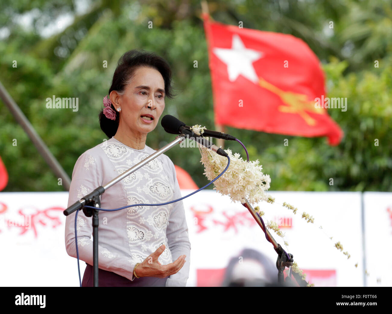 Yangon, Myanmar. 21 Ago, 2015. Leader del Myanmar la Lega nazionale per la democrazia (NLD) di Aung San Suu Kyi parla durante un elettore campagna di educazione nella periferia di Yangon, Myanmar, Agosto 21, 2015. Credito: U Aung/Xinhua/Alamy Live News Foto Stock