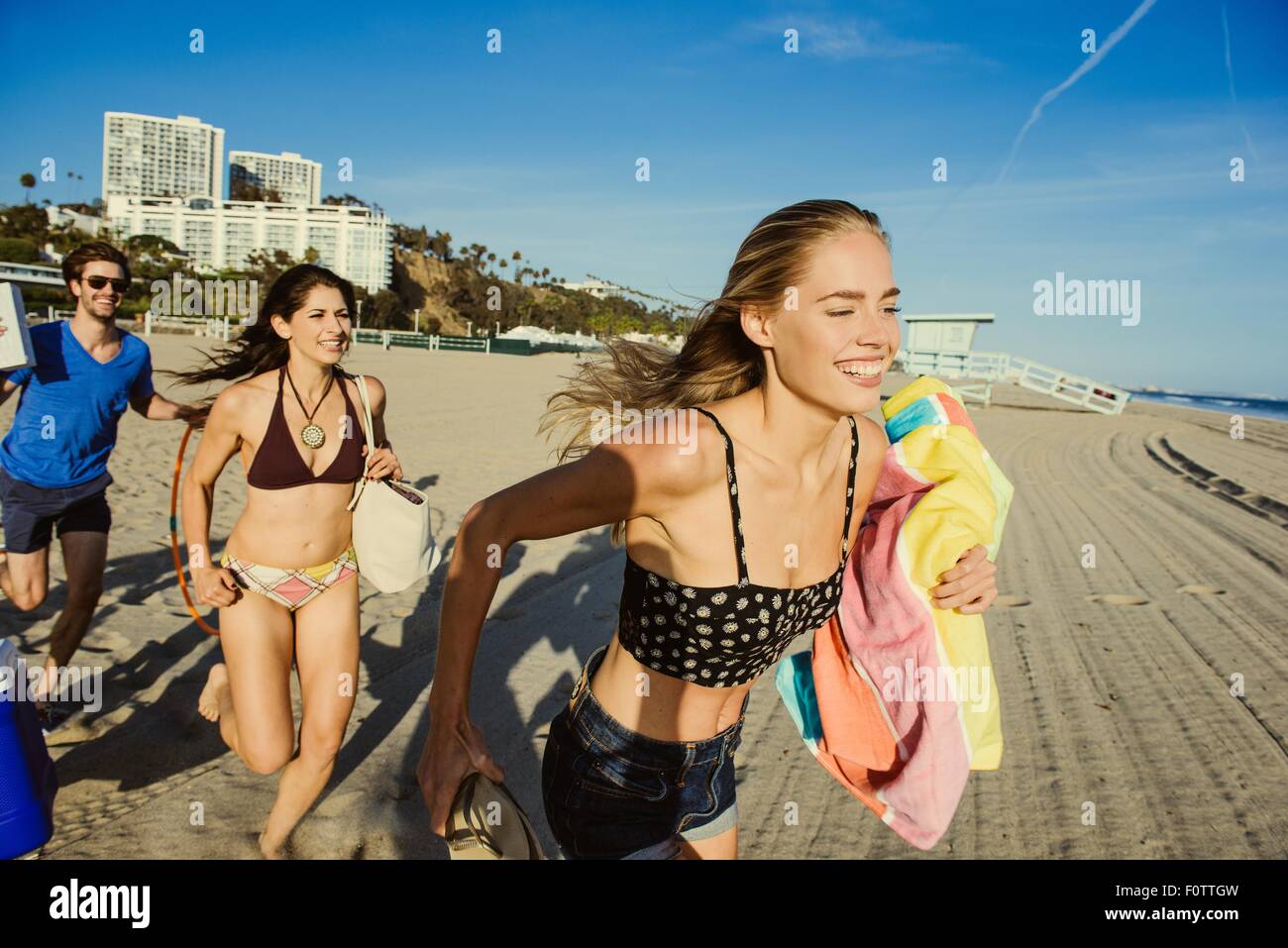 Gruppo di amici, correndo verso la spiaggia Foto Stock