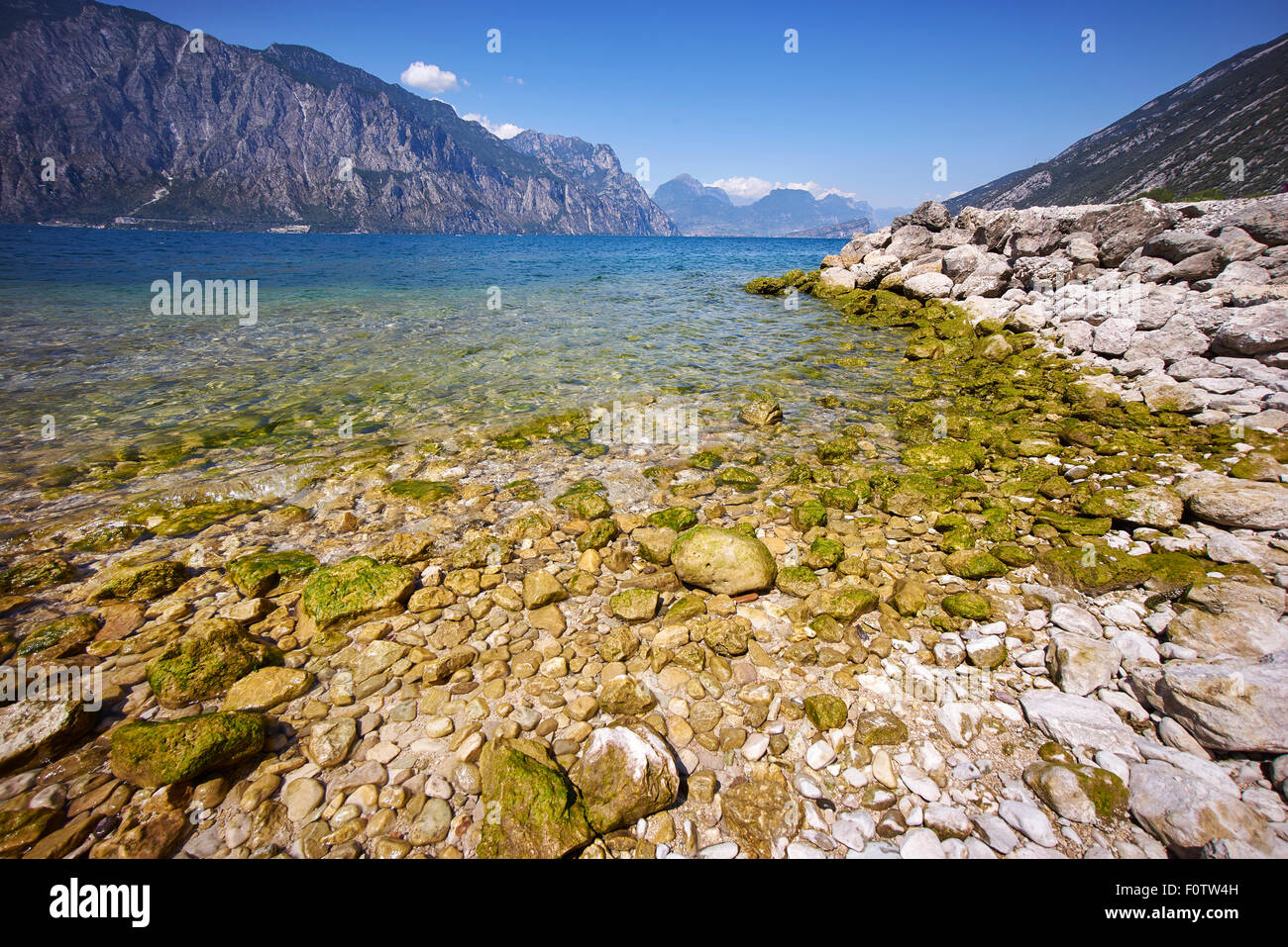Montagna con fiume lago in una giornata di sole Foto Stock