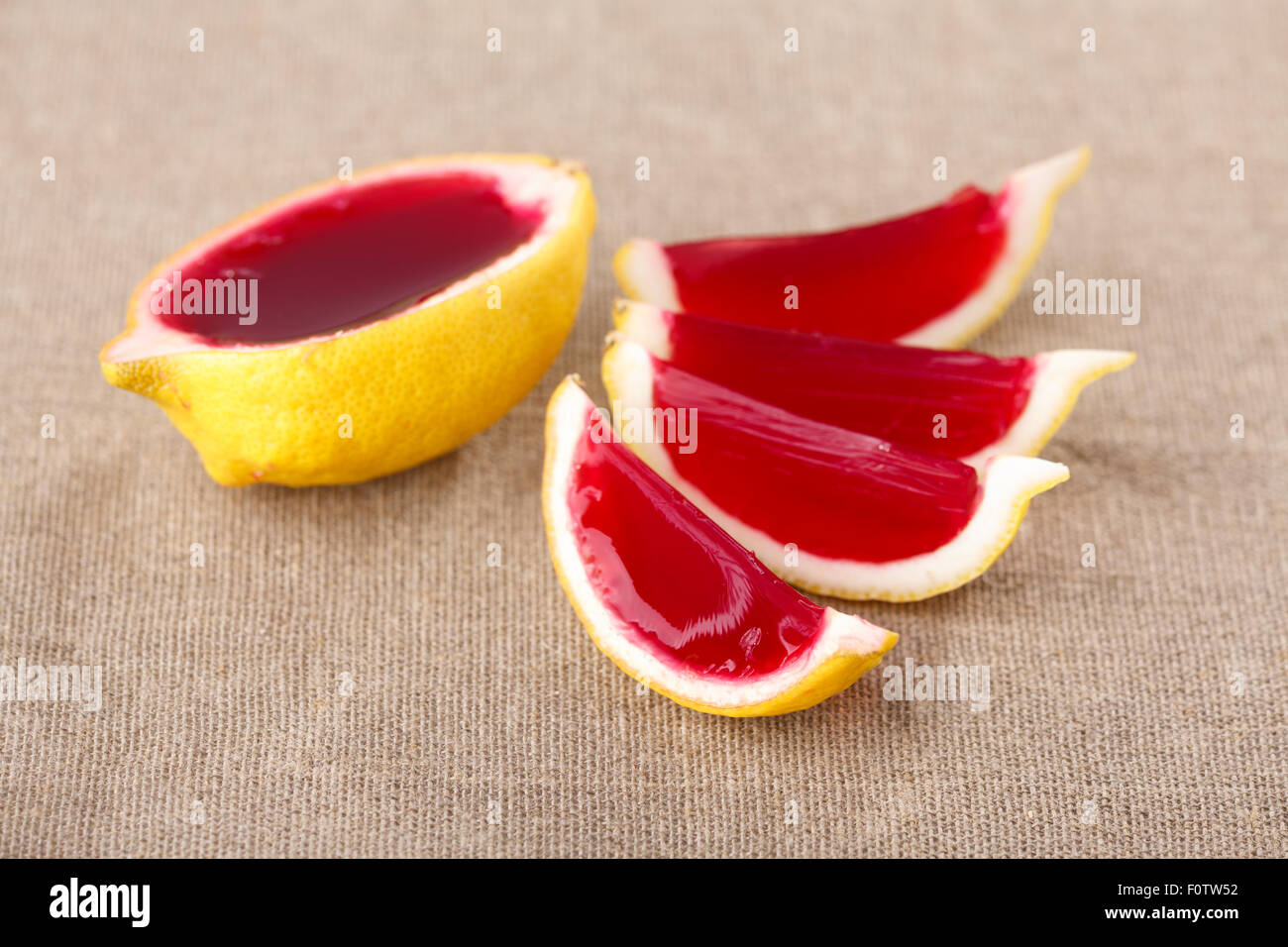 Tequila limone marmellata di fragole (jella) scatti su un vestito biancheria da tavola. Insolito adulto parte bevande Foto Stock
