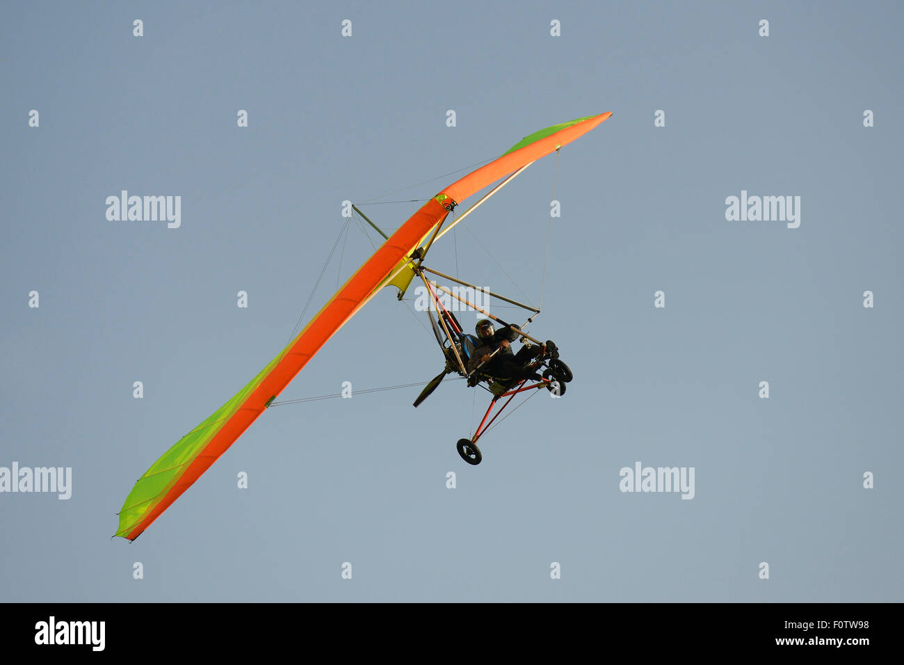 Ultraleggero in volo su Arda river canyon, Madzharovo, Orientale montagne Rodopi, Bulgaria, maggio 2013. Foto Stock