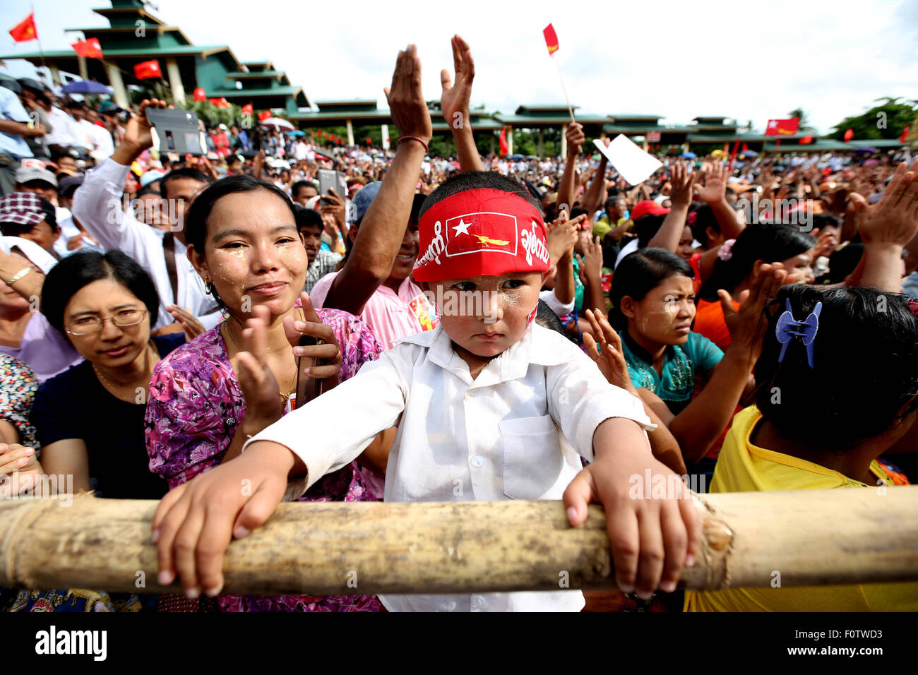 Yangon, Myanmar. 21 Ago, 2015. Clap persone che ascoltano un discorso da leader del Myanmar la Lega nazionale per la democrazia (NLD) di Aung San Suu Kyi durante un elettore campagna di educazione nella periferia di Yangon, Myanmar, Agosto 21, 2015. Credito: U Aung/Xinhua/Alamy Live News Foto Stock