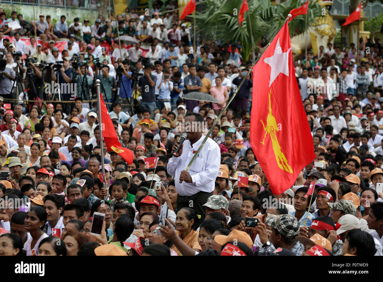 Yangon, Myanmar. 21 Ago, 2015. Un uomo (C) pone una domanda al leader del Myanmar la Lega nazionale per la democrazia (NLD) di Aung San Suu Kyi durante un elettore campagna di educazione nella periferia di Yangon, Myanmar, Agosto 21, 2015. Credito: U Aung/Xinhua/Alamy Live News Foto Stock