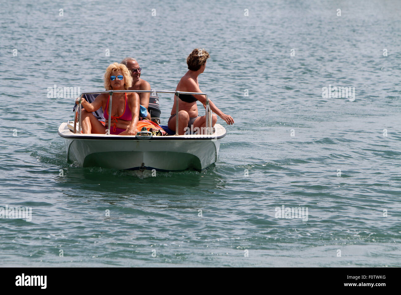 3 persone in piccole barche da diporto in mare (immagine di credito©Jack Ludlam) Foto Stock
