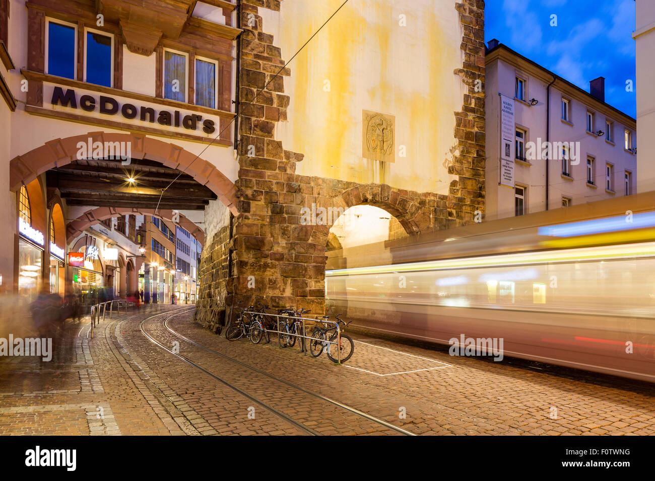 Martin's Gate in Kaiser Joseph Street a Freiburg im Breisgau, Baden-Württemberg, Germania, Germania Foto Stock