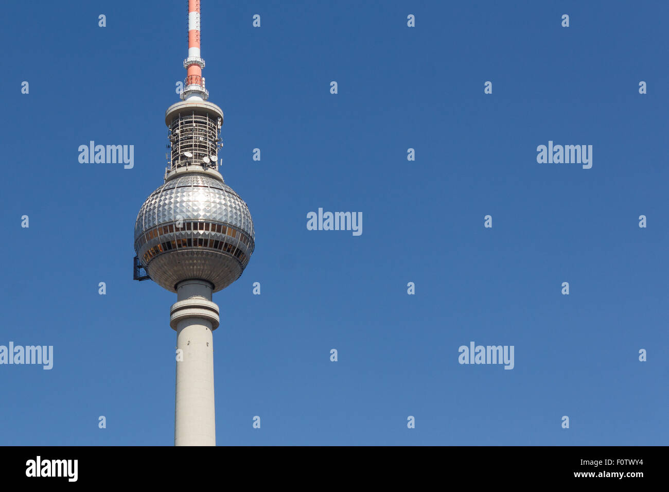 La torre della TV, berlin - dettaglio sul cielo blu Foto Stock
