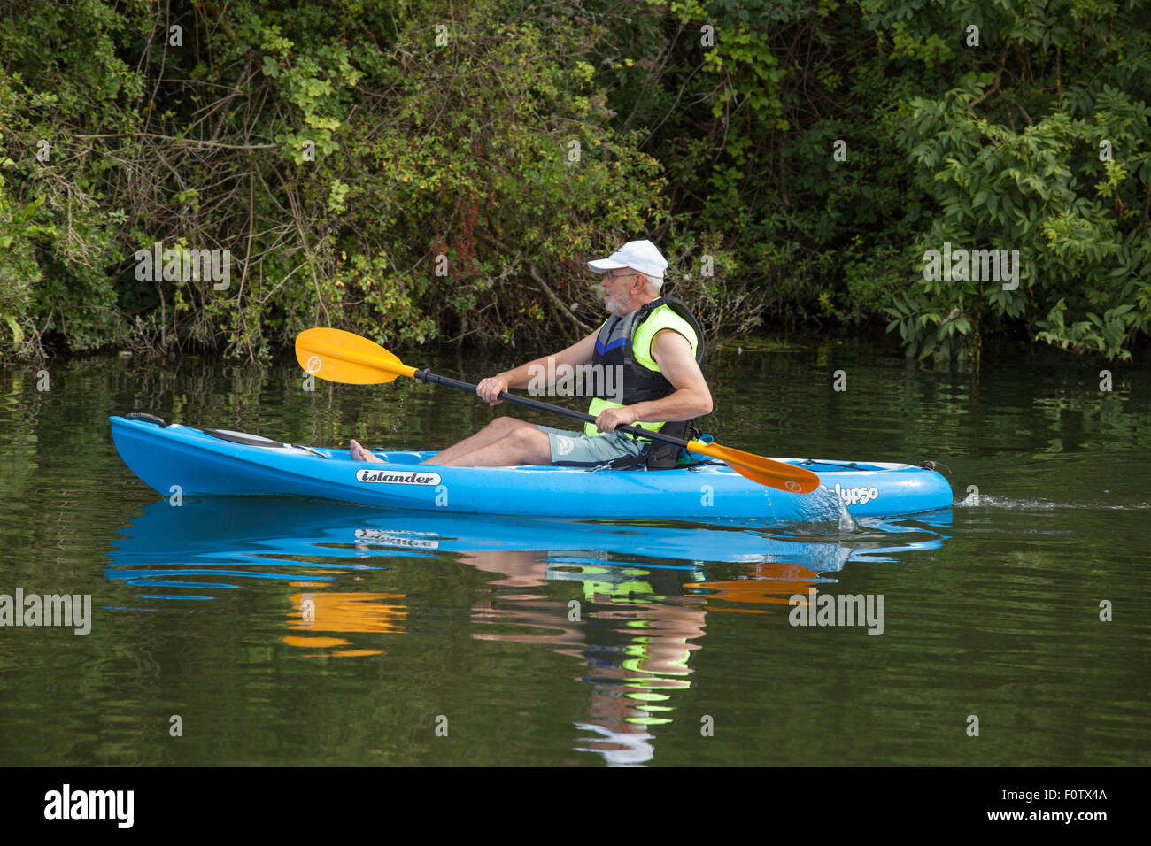 Uomo anziano kayak su Gloucester e Nitidezza Canal, Gloucestershire, England, Regno Unito Foto Stock