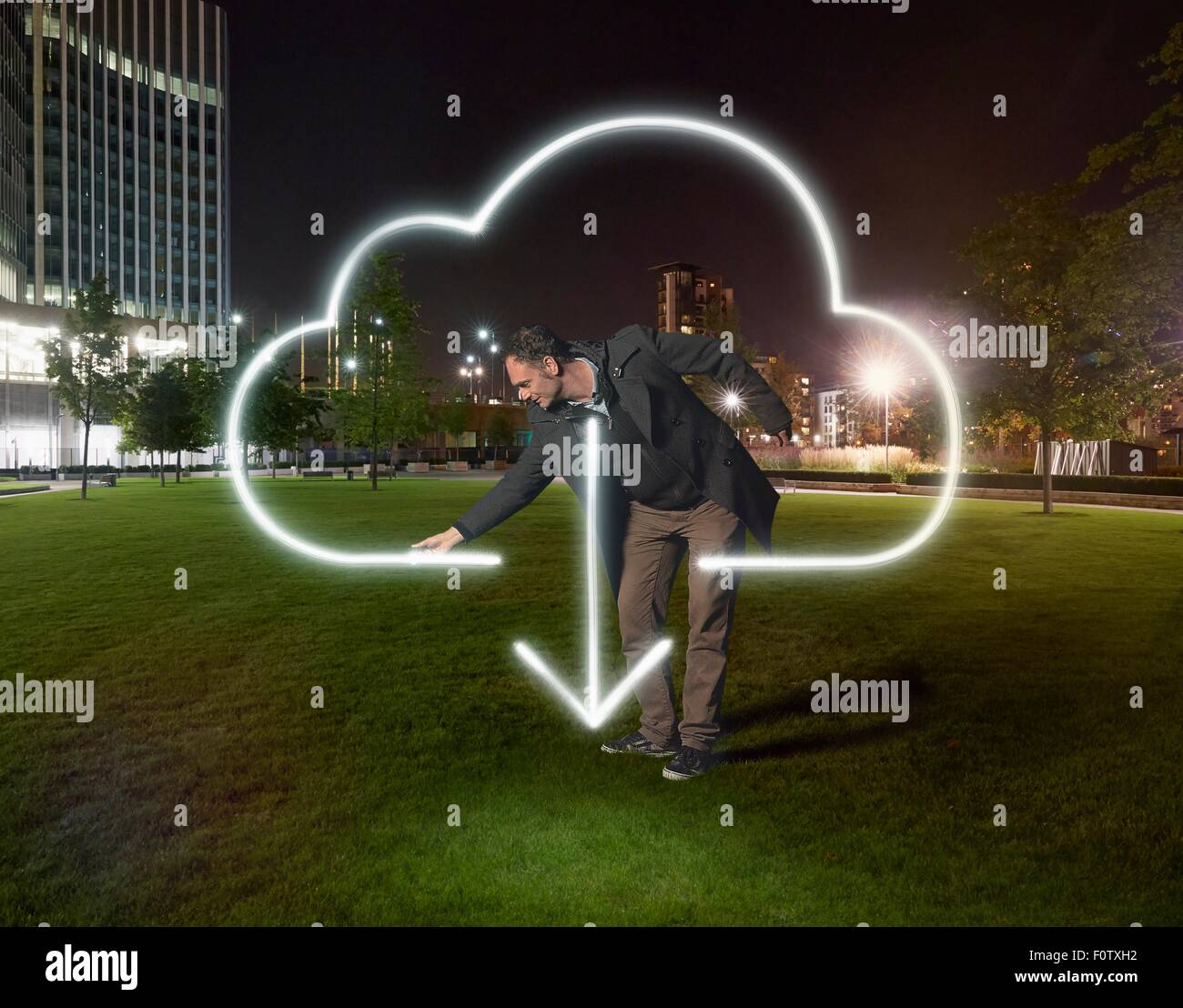 Artista pittura download cloud simbolo fuori ufficio edificio di notte Foto Stock