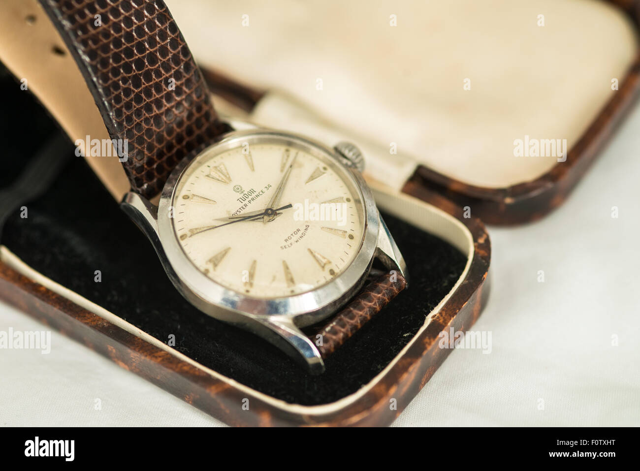 Vintage anni cinquanta Tudor orologio automatico con quadrante color crema  e marrone lucertola cinturino in pelle Foto stock - Alamy