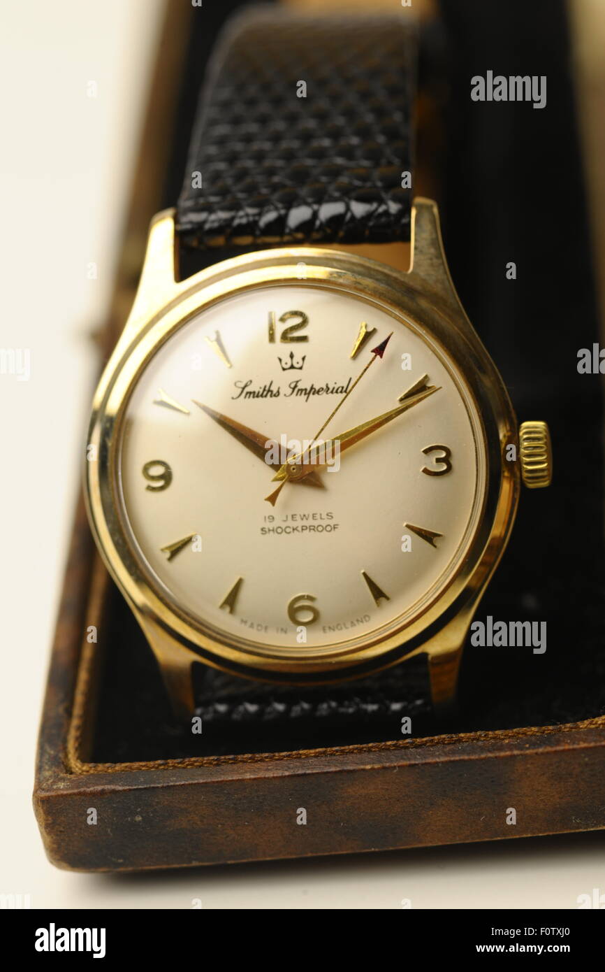 Smiths 9ct oro inglese fatta vintage orologio da polso nella casella Foto  stock - Alamy
