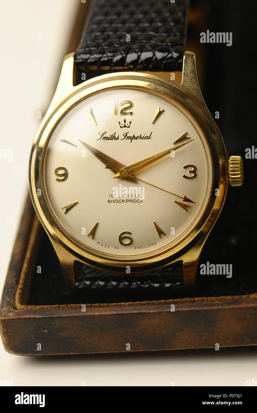 Smiths 9ct oro inglese fatta vintage orologio da polso nella casella Foto  stock - Alamy