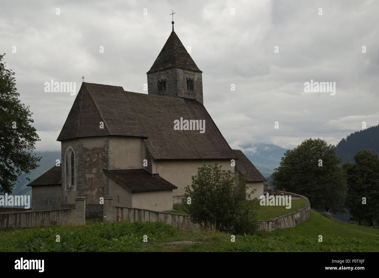 San Remigius in Falera nelle Alpi Svizzere giorno nuvoloso Foto Stock