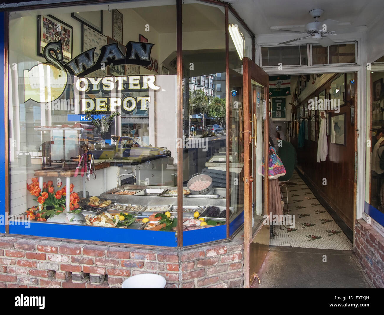 SWAN OYSTER DEPOT, SAN FRANCISCO, CALIFORNIA, STATI UNITI D'AMERICA - circa 2013. Swan's è stato nominato uno dei "ost importanti ristoranti Amer Foto Stock