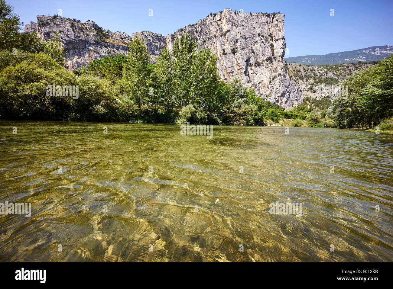 Montagna con fiume lago in una giornata di sole Foto Stock
