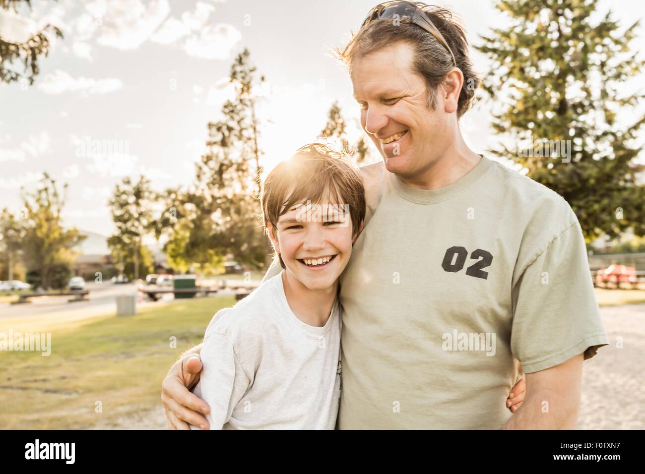 Padre e figlio adolescente sorridente Foto Stock