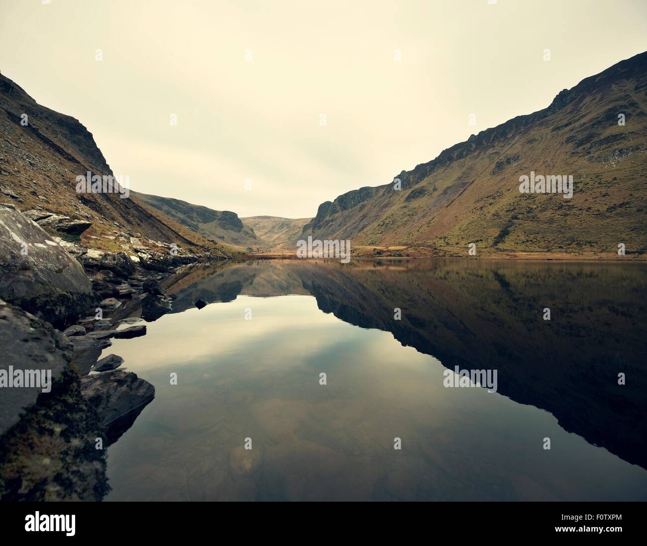 Vista sulle montagne e sul lago, Dingle, Co. Kerry, Irlanda Foto Stock