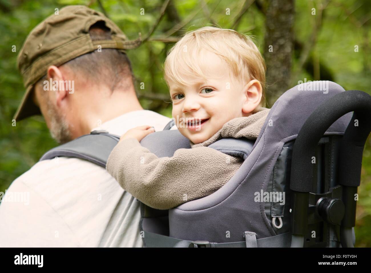 Ritratto di bimbi maschio in padri escursionismo baby carrier, Bovec, Soca, Slovenia Foto Stock