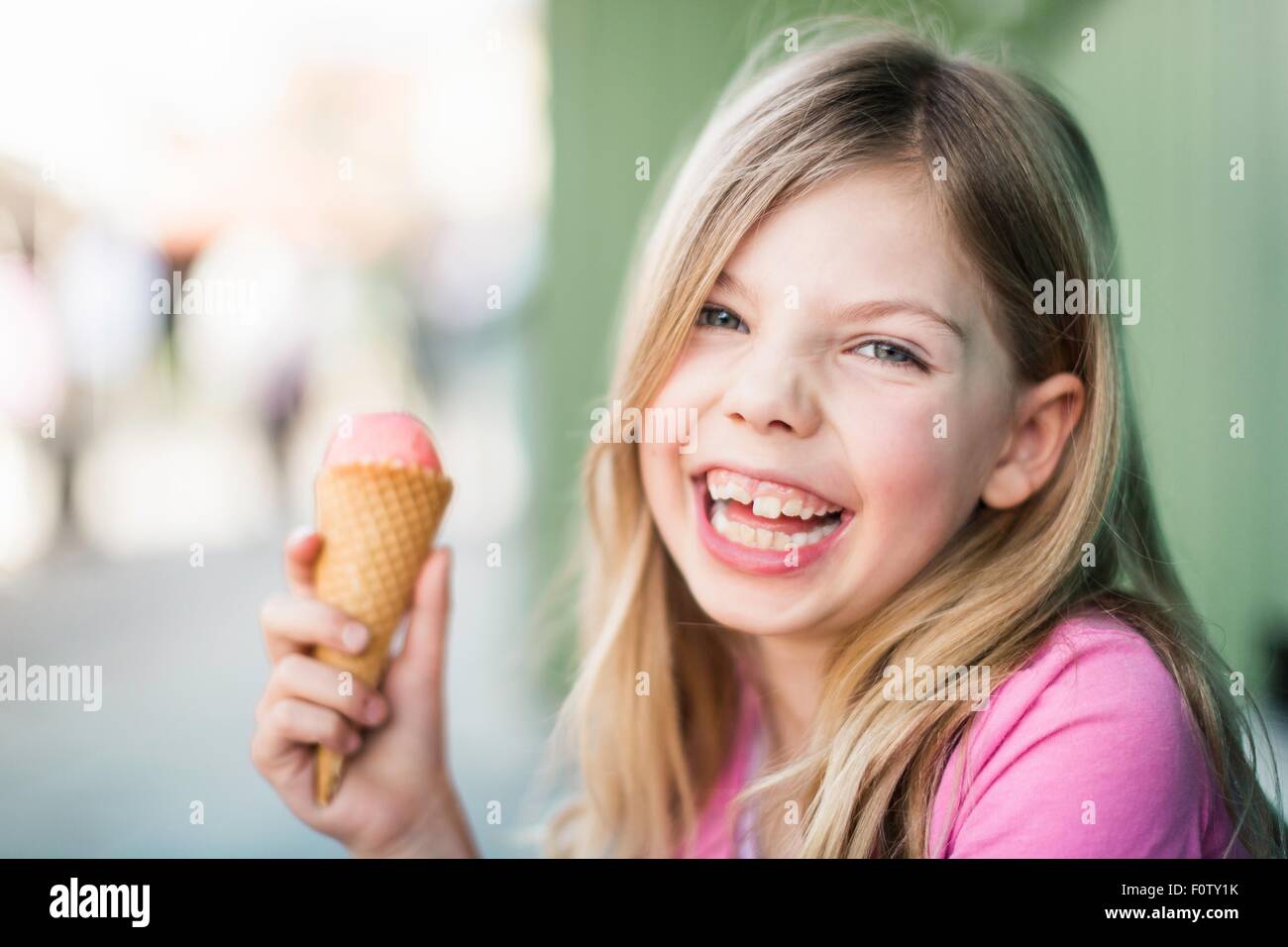 Ritratto di giovane ragazza mangiare gelato Foto Stock