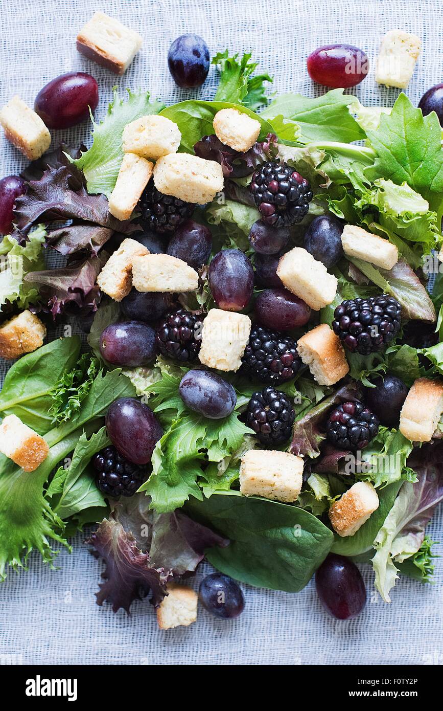 Insalata verde con crostini, uva e bacche Foto Stock