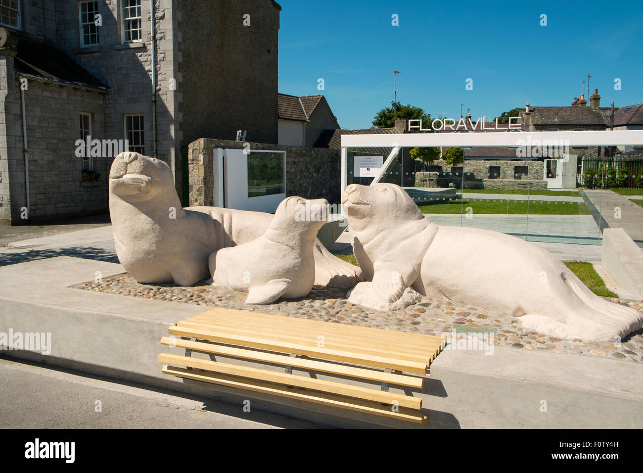 Le tre guarnizioni scultura alla città Floraville park a Skerries, regione settentrionale della contea di Dublino, Irlanda dall'artista locale Paul Darcy Foto Stock