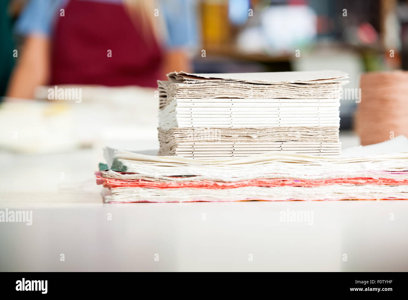 Documenti impilati pronti per la produzione di blocchi di appunti sul tavolo Foto Stock