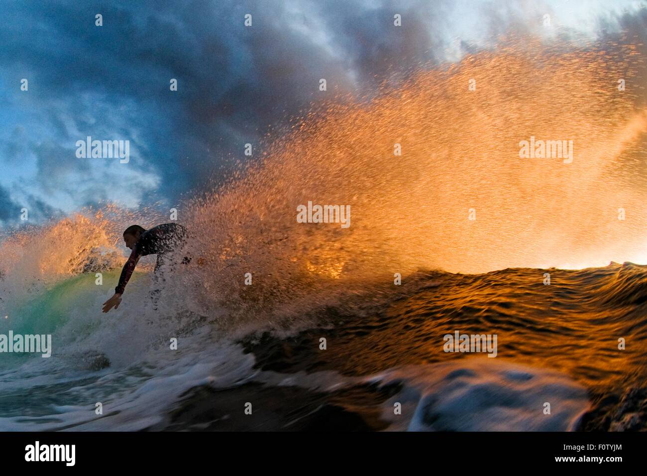 Surfer al tramonto, Rilleys, Kilkee, Clare, Irlanda Foto Stock