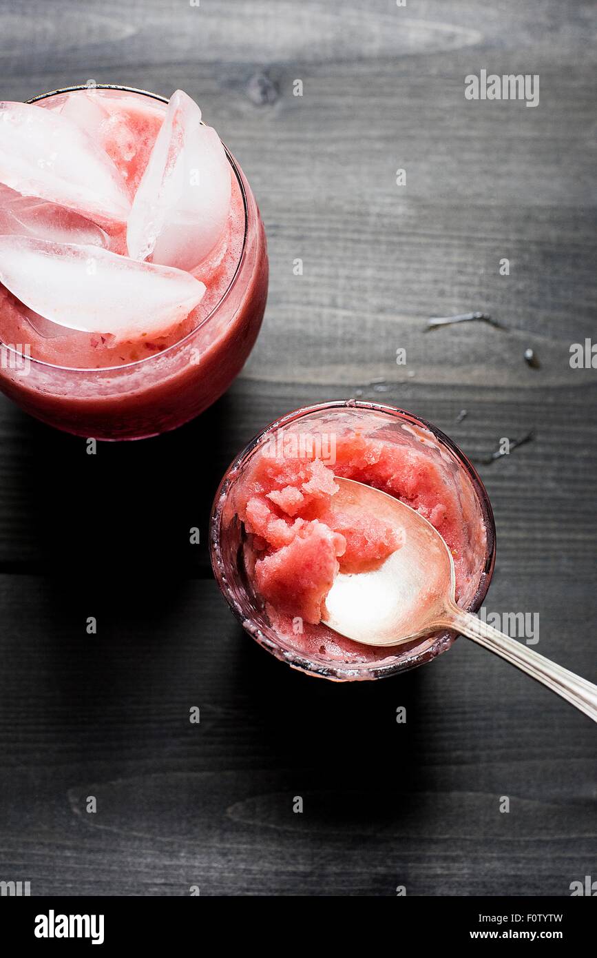 Fresca frutta ghiacciata fragola granita nel bicchiere Foto Stock