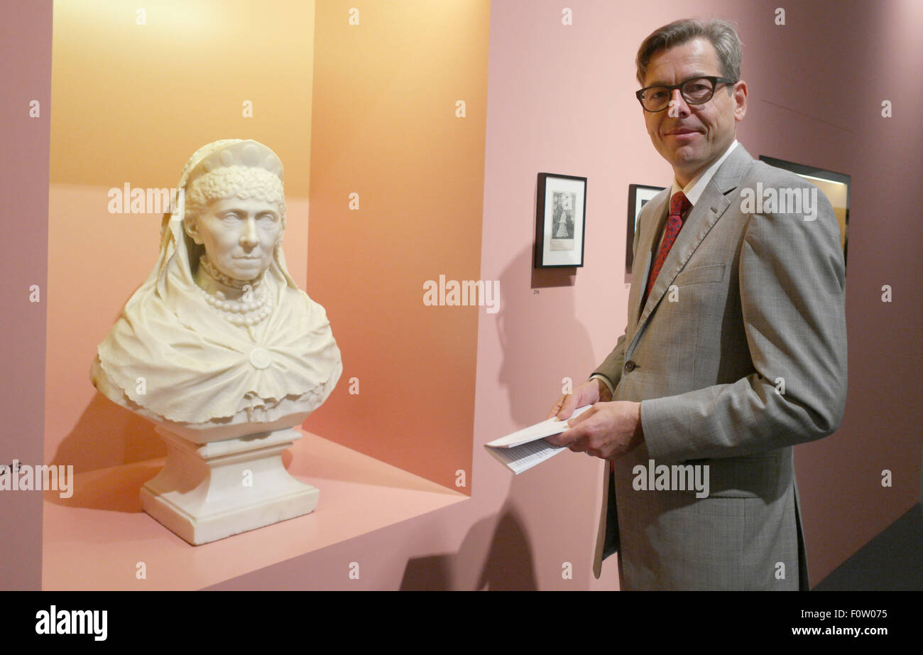 Berlino, Germania. 21 Ago, 2015. Il direttore generale della Fondazione dei Castelli e dei Giardini Prussiani, Hartmut Dorgerloh è in piedi accanto al busto di un Tedesco Imperatrice Augusta von Sachsen-Weimar-Eisenach che è parte della mostra "Donna Business: Come Brandeburgo divenne la Prussia' a Schloss Charlottenburg di Berlino, Germania, 21 agosto 2015. La mostra è in esecuzione fino al 22 novembre 2015. Foto: Joerg Carstensen/dpa/Alamy Live News Foto Stock