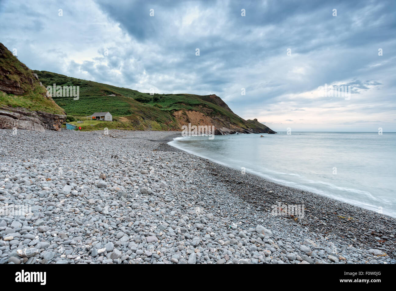 Notte cadono sulla spiaggia di ciottoli a Millook Haven vicino a Bude sulla North Cornwall coast Foto Stock