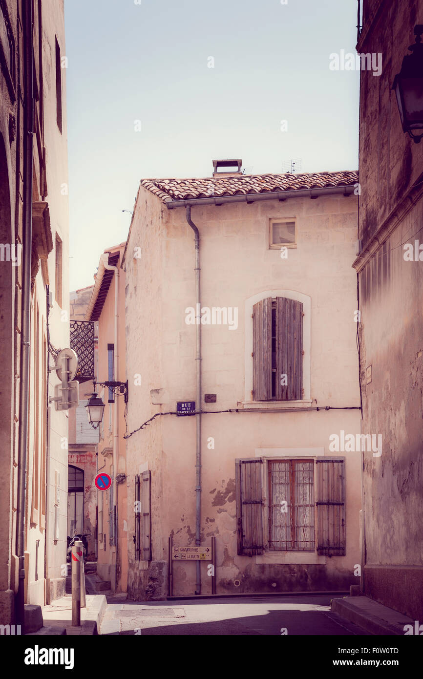 Il vecchio villaggio francese street ed edifici lavato fuori effetto colore senza persone Foto Stock