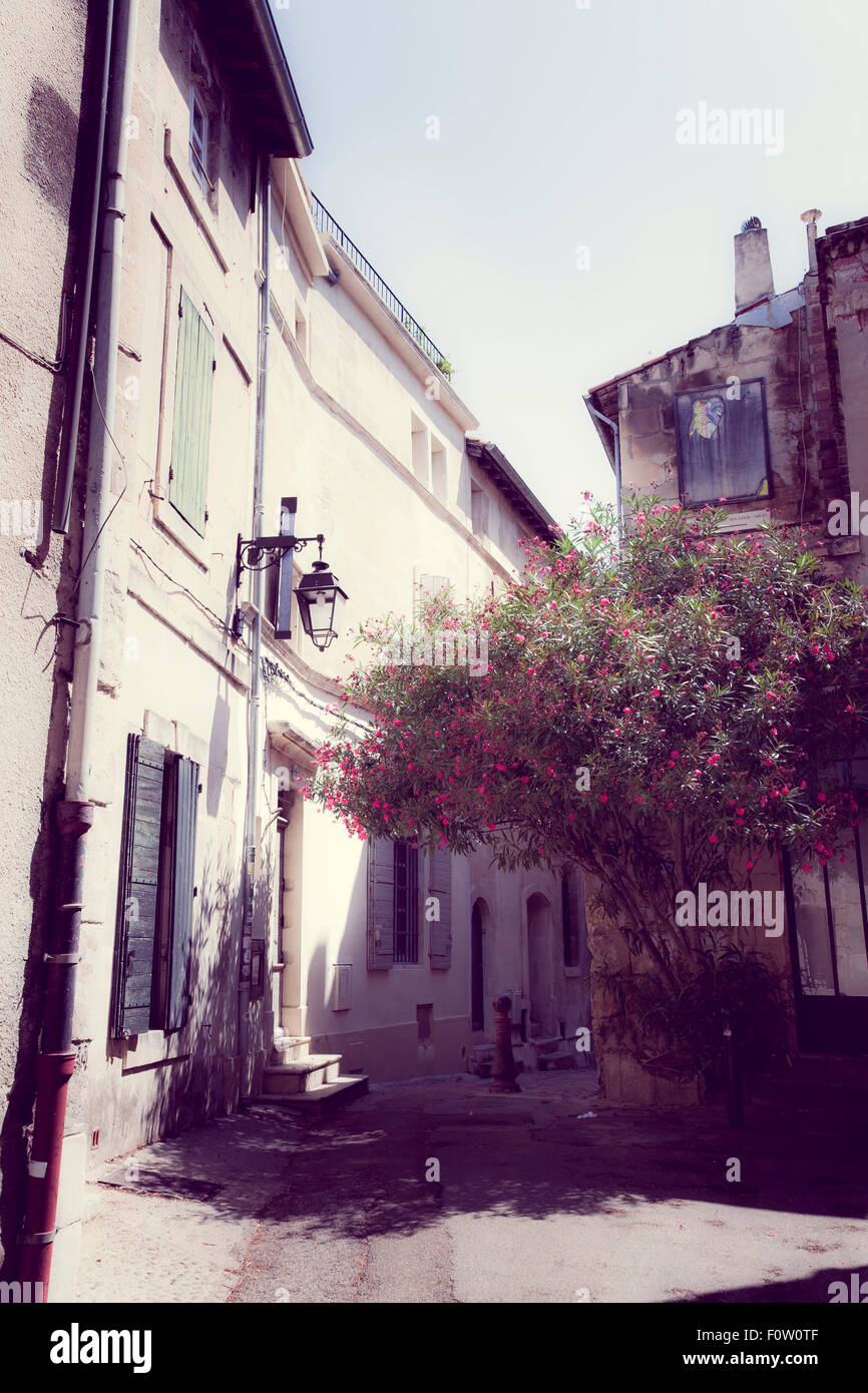 Il vecchio villaggio francese street ed edifici lavato fuori effetto colore senza persone Foto Stock