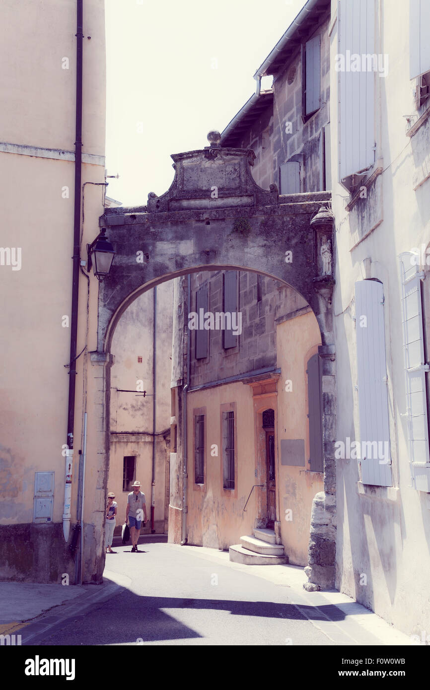 Arco di fronte strada stretta a Arles Francia con lavato fuori trattamento colore Foto Stock