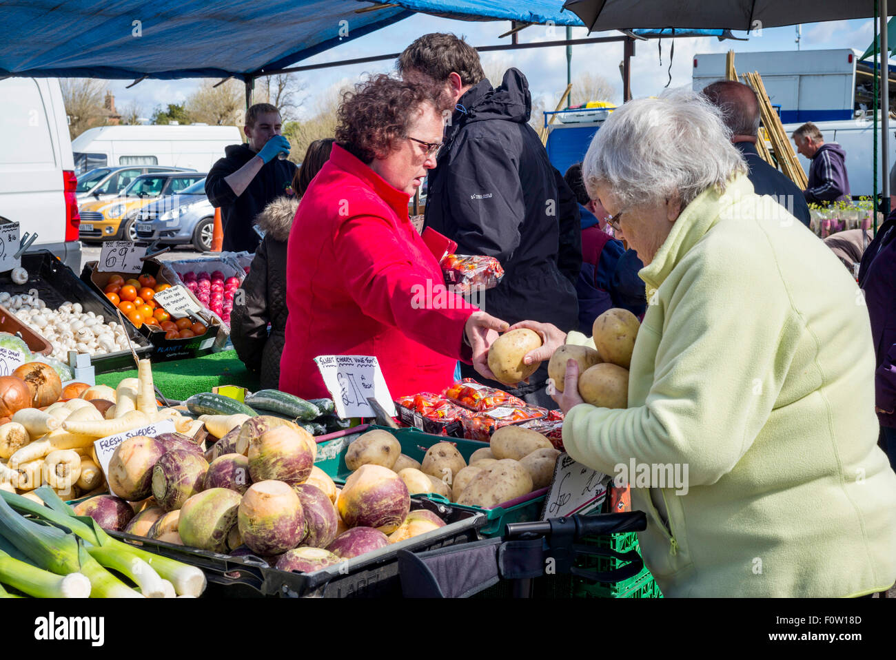 Colorati e occupato con gli acquirenti all'esterno del mercato settimanale si spegne nella piccola città di Staffordshire di Penkridge Foto Stock