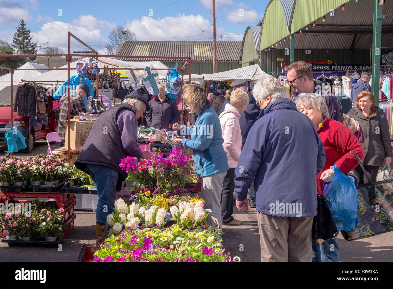 Colorati e occupato con gli acquirenti all'esterno del mercato settimanale si spegne nella piccola città di Staffordshire di Penkridge Foto Stock