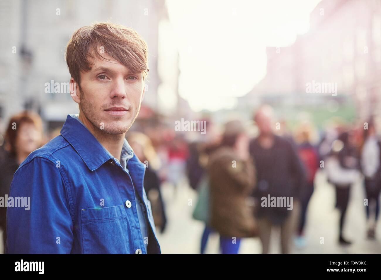 Ritratto di metà uomo adulto sulla strada affollata, London, Regno Unito Foto Stock
